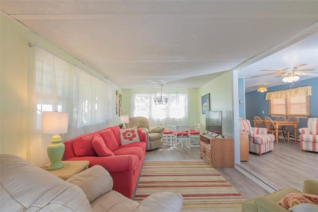 На продажу: $115,000 (2 спален, 1 ванн, 672 Квадратных фут)