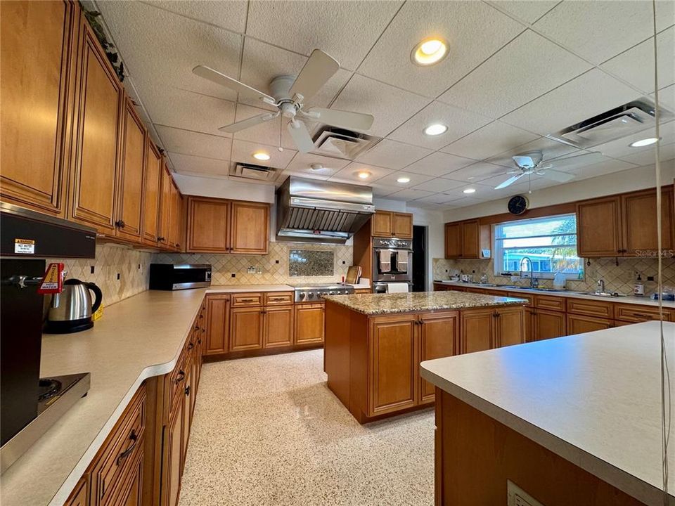 На продажу: $115,000 (2 спален, 1 ванн, 672 Квадратных фут)