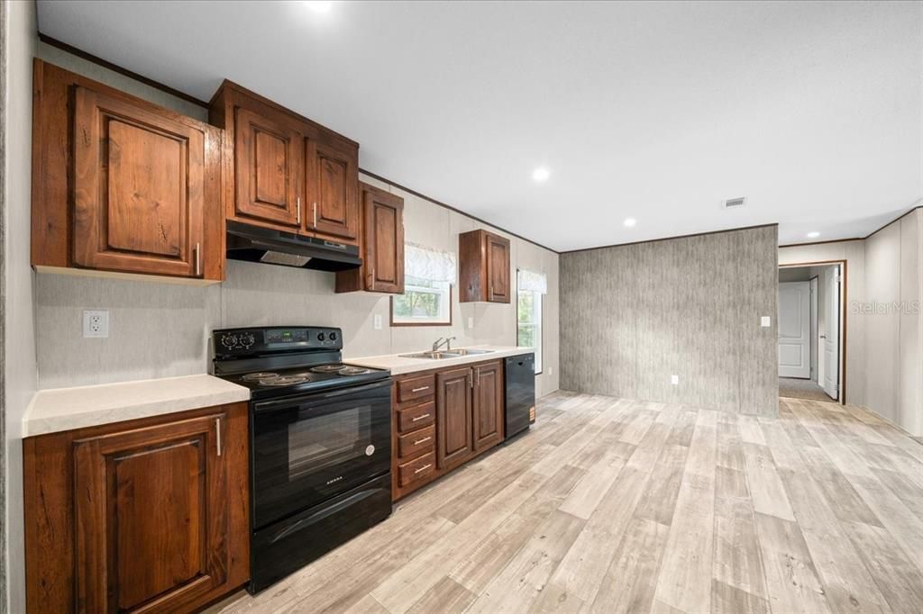 For Sale: $215,000 (3 beds, 2 baths, 1352 Square Feet)