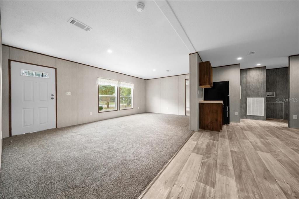 For Sale: $215,000 (3 beds, 2 baths, 1352 Square Feet)