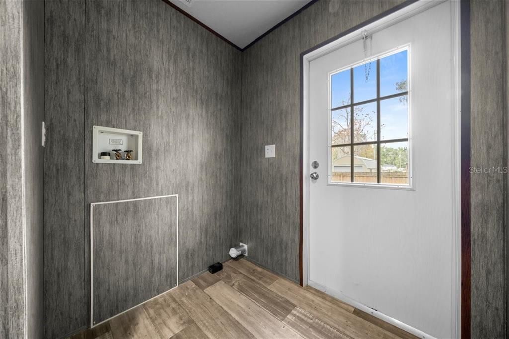 For Sale: $215,000 (3 beds, 2 baths, 1352 Square Feet)