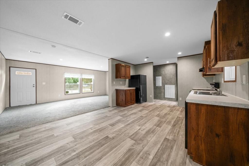 For Sale: $215,000 (3 beds, 2 baths, 1352 Square Feet)