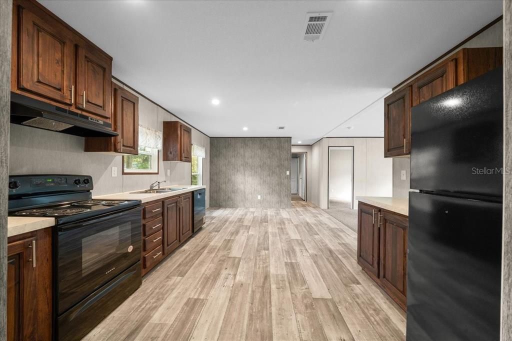 For Sale: $215,000 (3 beds, 2 baths, 1352 Square Feet)