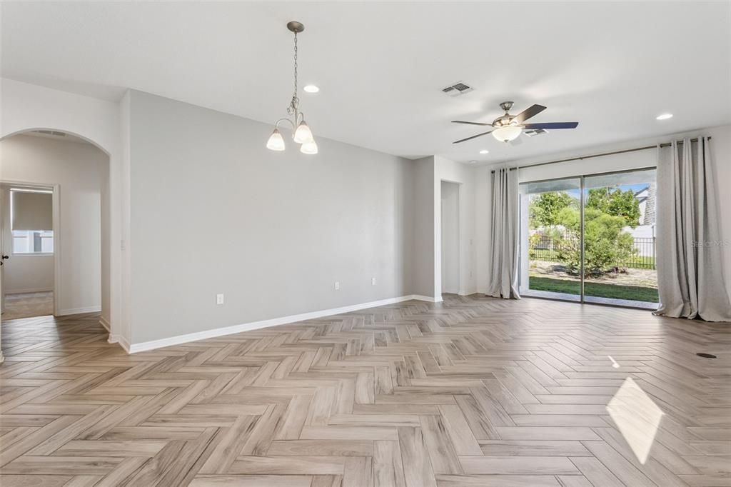 Activo con contrato: $514,900 (3 camas, 2 baños, 2088 Pies cuadrados)