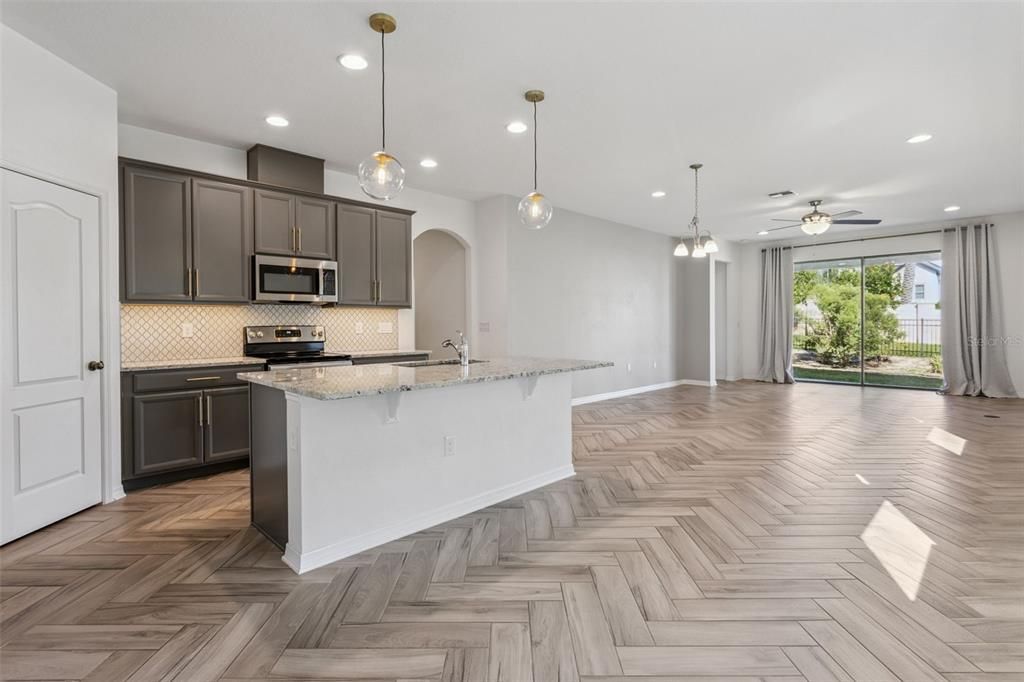 Activo con contrato: $514,900 (3 camas, 2 baños, 2088 Pies cuadrados)