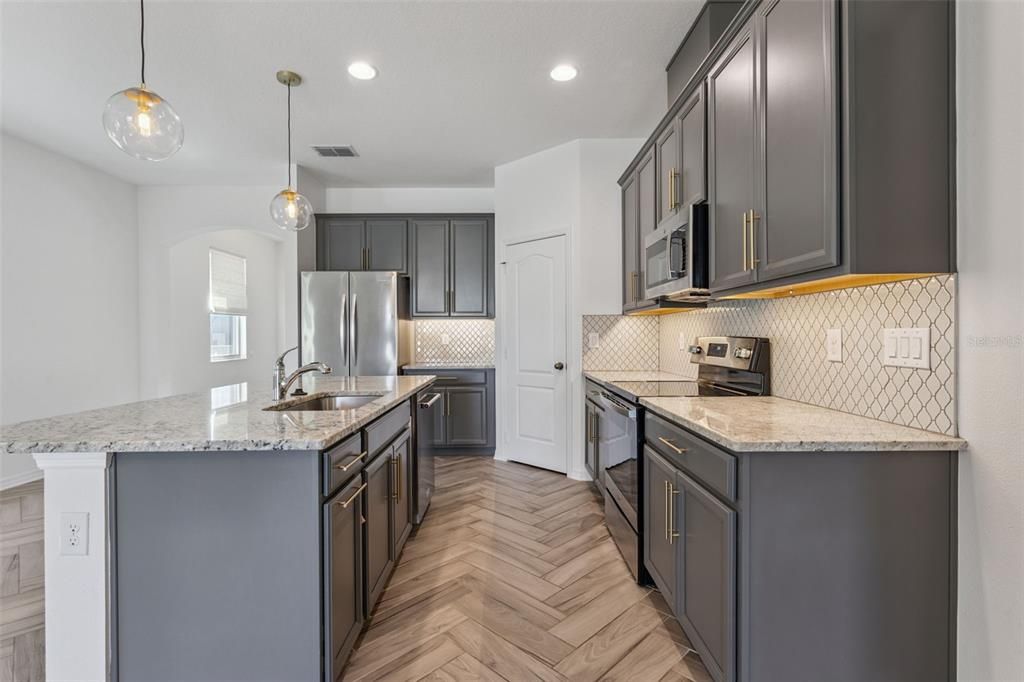 Activo con contrato: $514,900 (3 camas, 2 baños, 2088 Pies cuadrados)