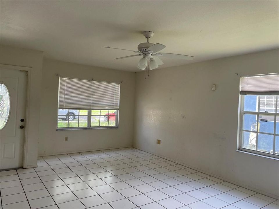 For Rent: $1,650 (3 beds, 2 baths, 1038 Square Feet)