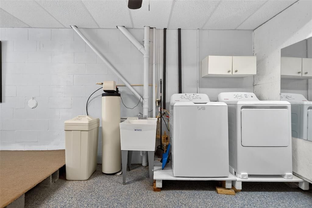 For Sale: $1,189,000 (2 beds, 2 baths, 1040 Square Feet)