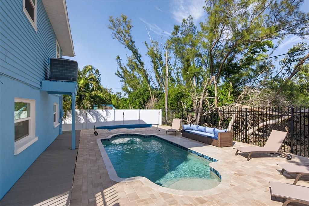 For Sale: $1,189,000 (2 beds, 2 baths, 1040 Square Feet)