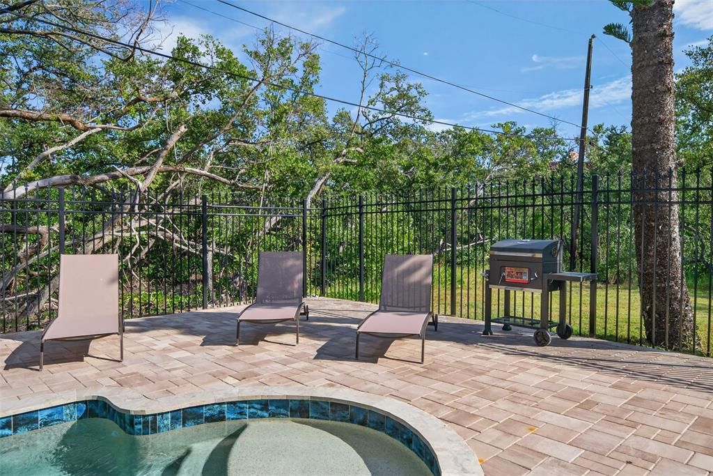 For Sale: $1,189,000 (2 beds, 2 baths, 1040 Square Feet)