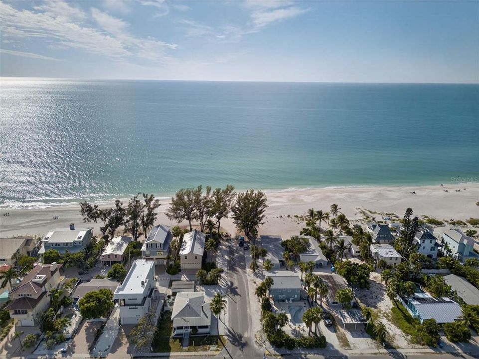 For Sale: $1,189,000 (2 beds, 2 baths, 1040 Square Feet)