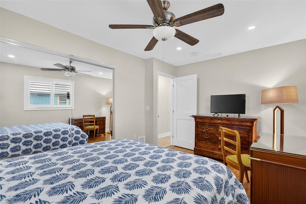 For Sale: $1,189,000 (2 beds, 2 baths, 1040 Square Feet)