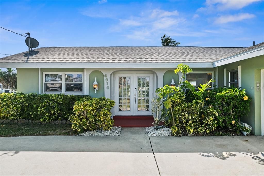 For Sale: $549,900 (3 beds, 2 baths, 1378 Square Feet)