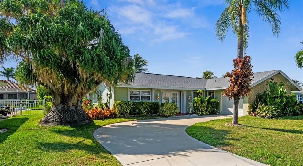 For Sale: $549,900 (3 beds, 2 baths, 1378 Square Feet)