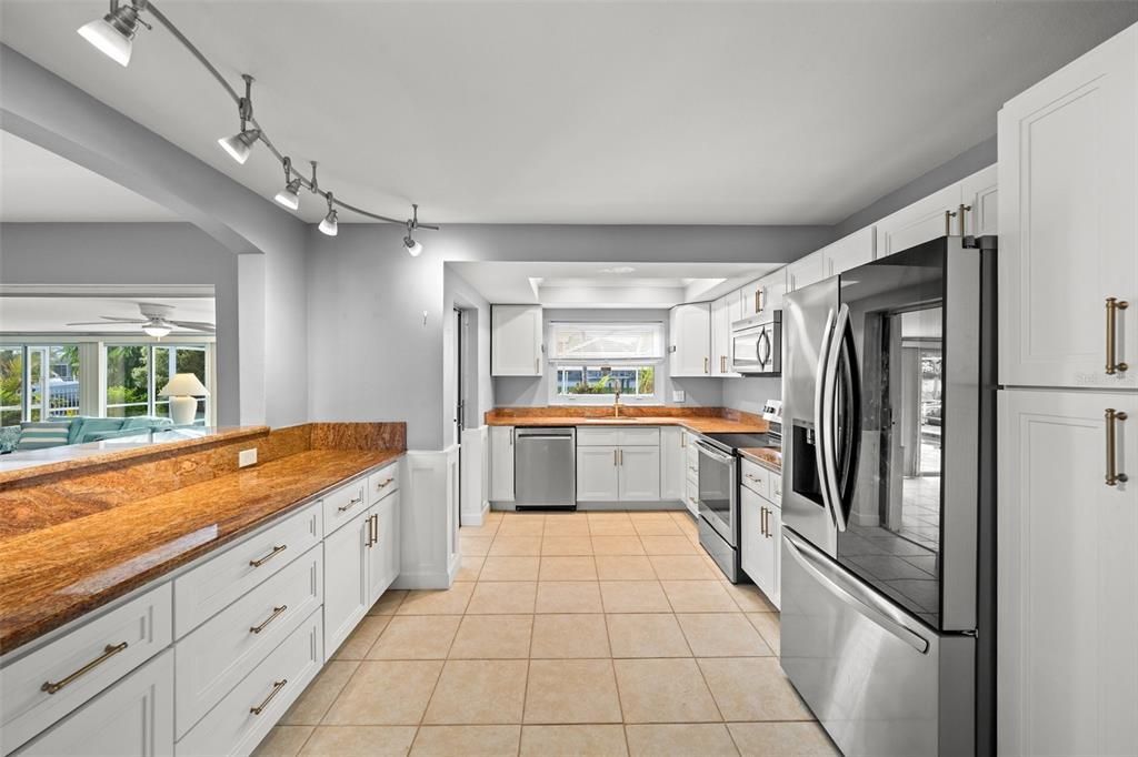 For Sale: $549,900 (3 beds, 2 baths, 1378 Square Feet)