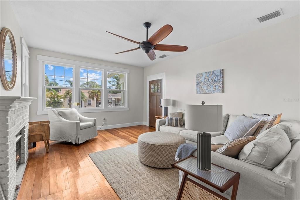 For Rent: $5,000 (3 beds, 2 baths, 1579 Square Feet)