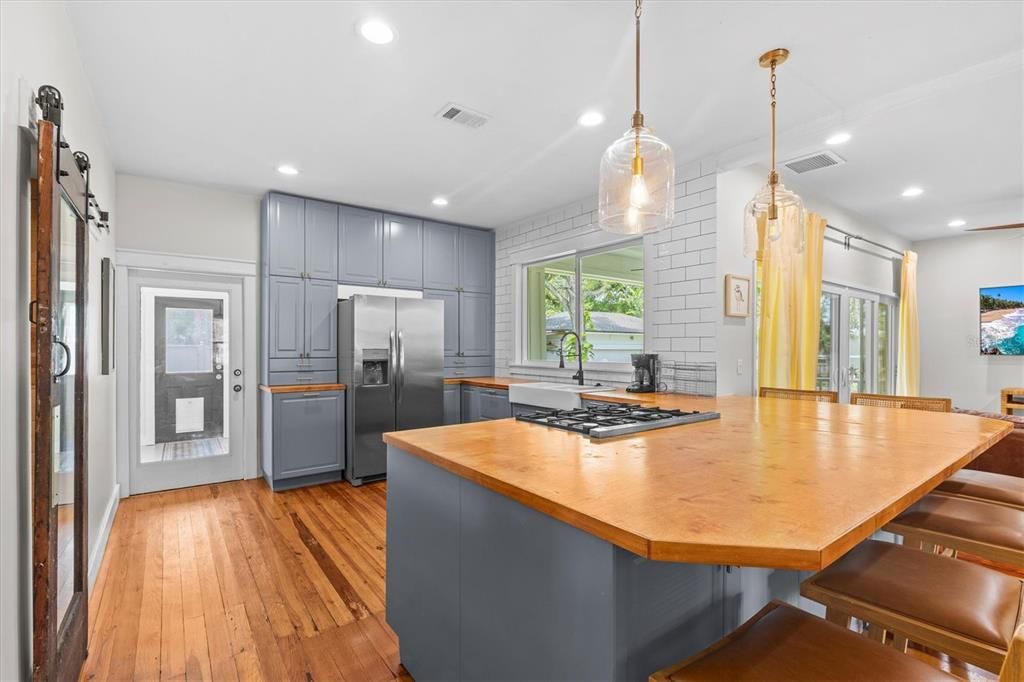 For Rent: $5,000 (3 beds, 2 baths, 1579 Square Feet)