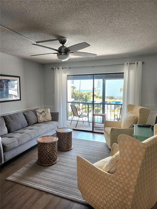 待售: $399,900 (2 贝兹, 2 浴室, 1058 平方英尺)