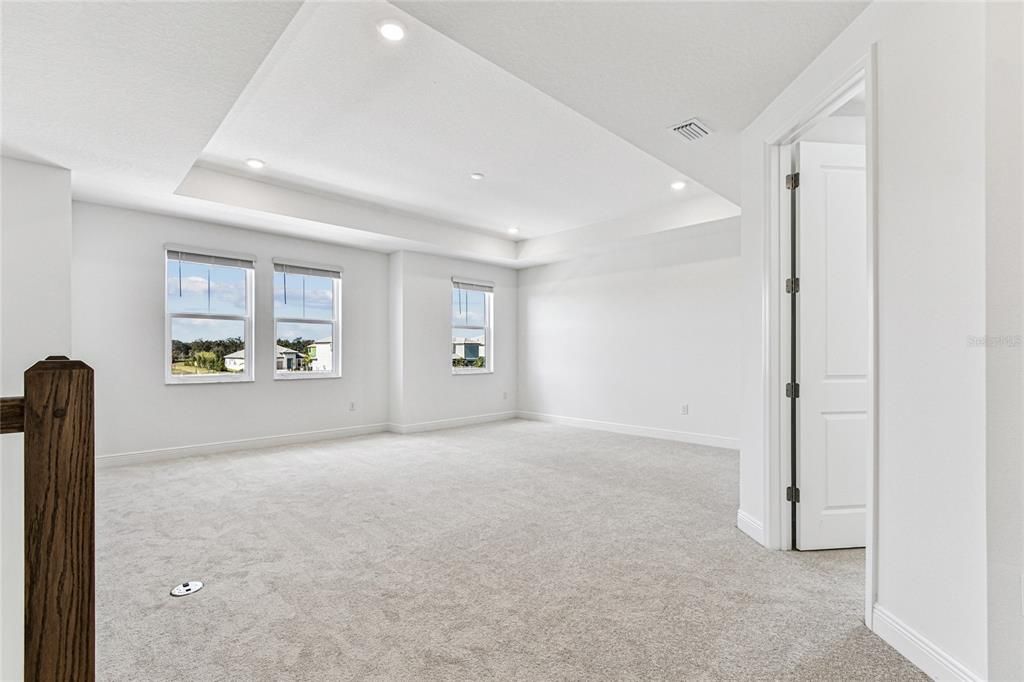 Active With Contract: $899,999 (5 beds, 5 baths, 3521 Square Feet)