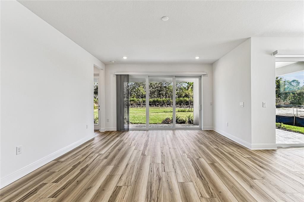 Active With Contract: $899,999 (5 beds, 5 baths, 3521 Square Feet)