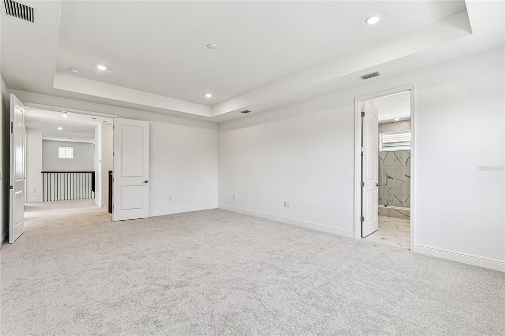 Active With Contract: $899,999 (5 beds, 5 baths, 3521 Square Feet)