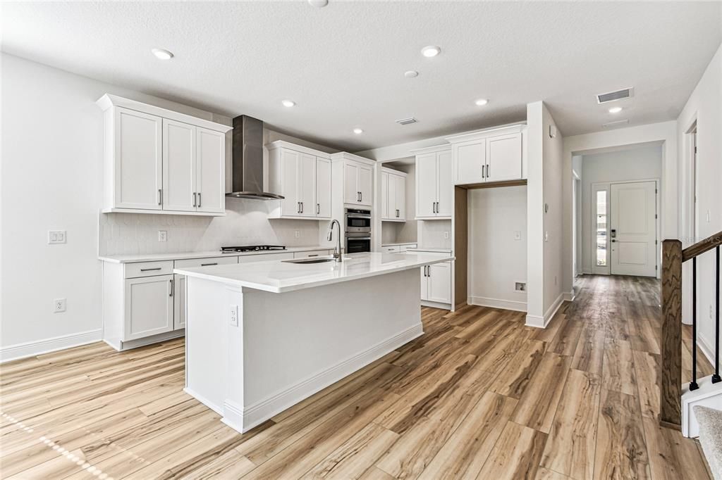 Active With Contract: $899,999 (5 beds, 5 baths, 3521 Square Feet)