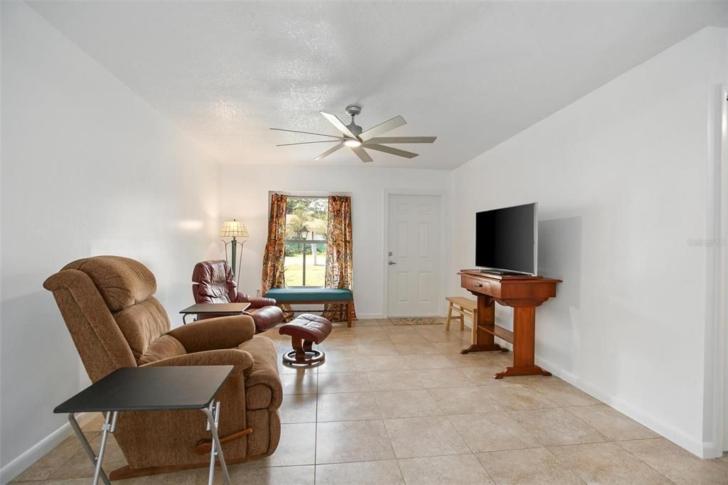 For Sale: $274,900 (3 beds, 2 baths, 1013 Square Feet)