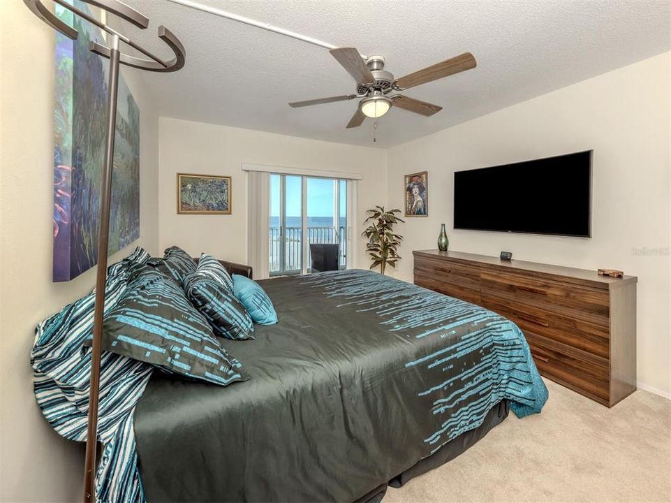 For Sale: $725,000 (2 beds, 2 baths, 1205 Square Feet)