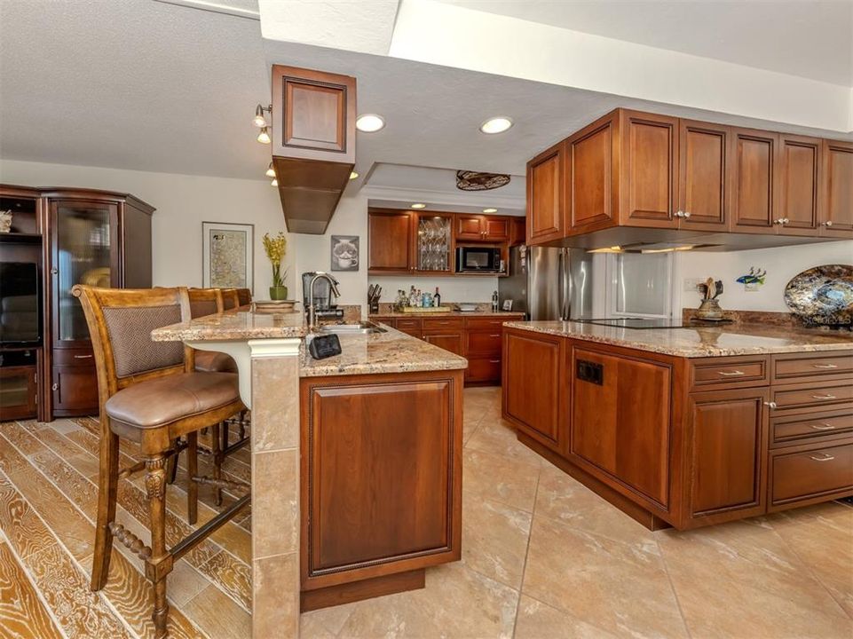 For Sale: $725,000 (2 beds, 2 baths, 1205 Square Feet)