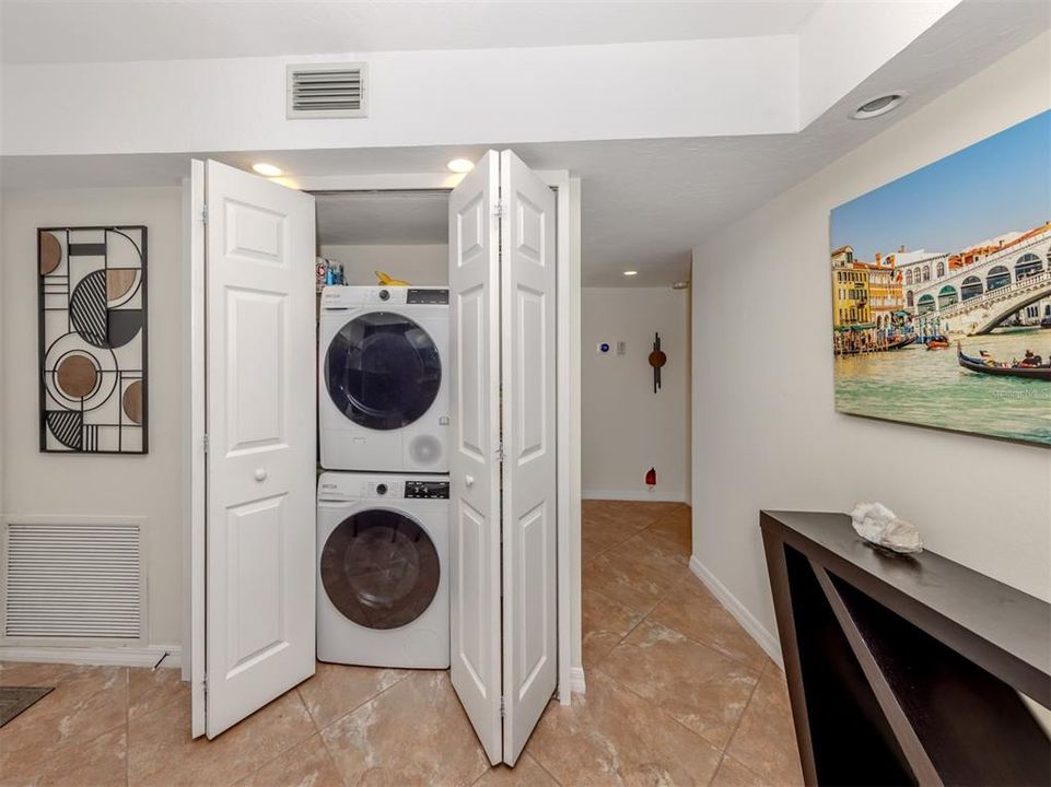 For Sale: $725,000 (2 beds, 2 baths, 1205 Square Feet)