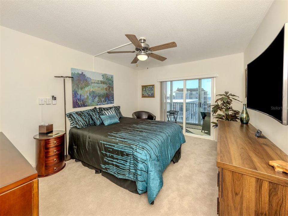 For Sale: $725,000 (2 beds, 2 baths, 1205 Square Feet)