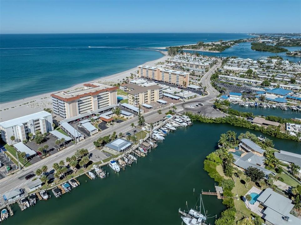 For Sale: $725,000 (2 beds, 2 baths, 1205 Square Feet)