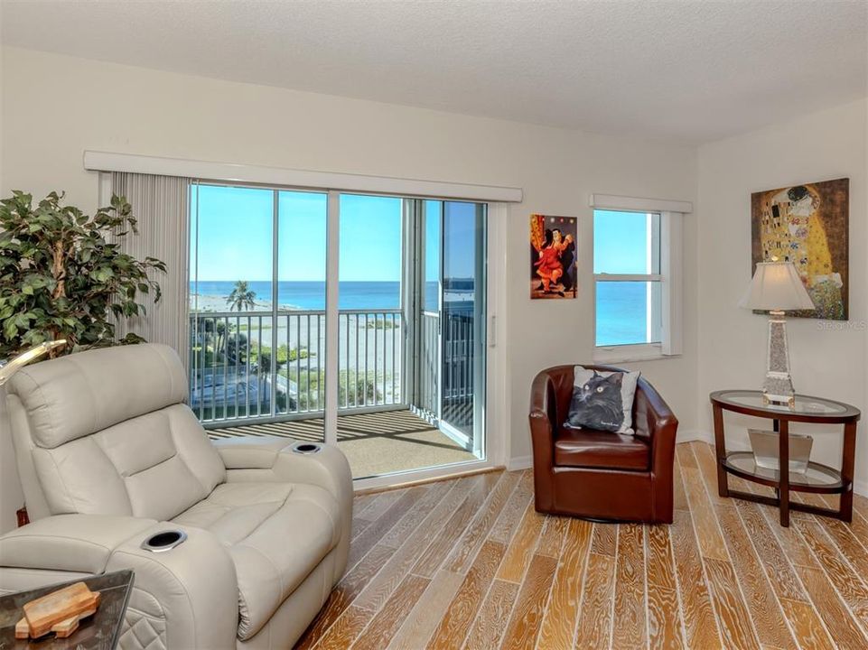 For Sale: $725,000 (2 beds, 2 baths, 1205 Square Feet)