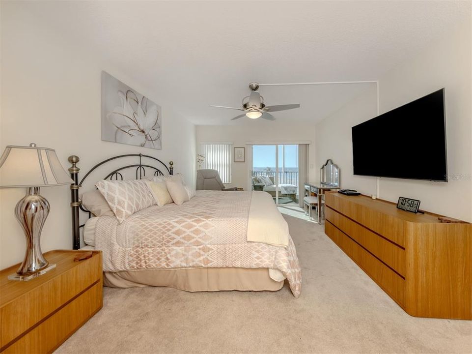 For Sale: $725,000 (2 beds, 2 baths, 1205 Square Feet)