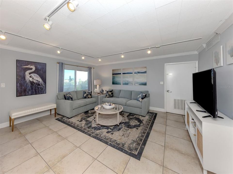 For Sale: $725,000 (2 beds, 2 baths, 1205 Square Feet)