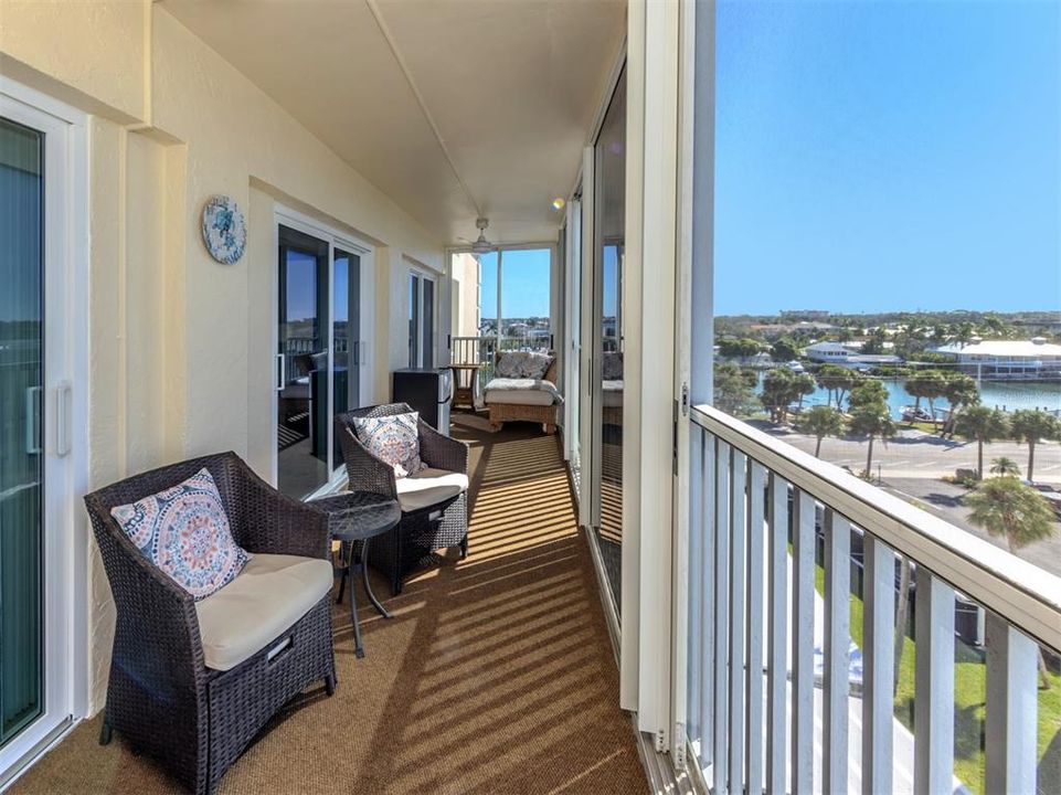 For Sale: $725,000 (2 beds, 2 baths, 1205 Square Feet)