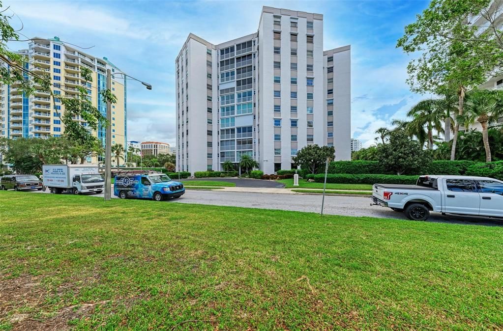 Active With Contract: $3,200 (2 beds, 2 baths, 1424 Square Feet)