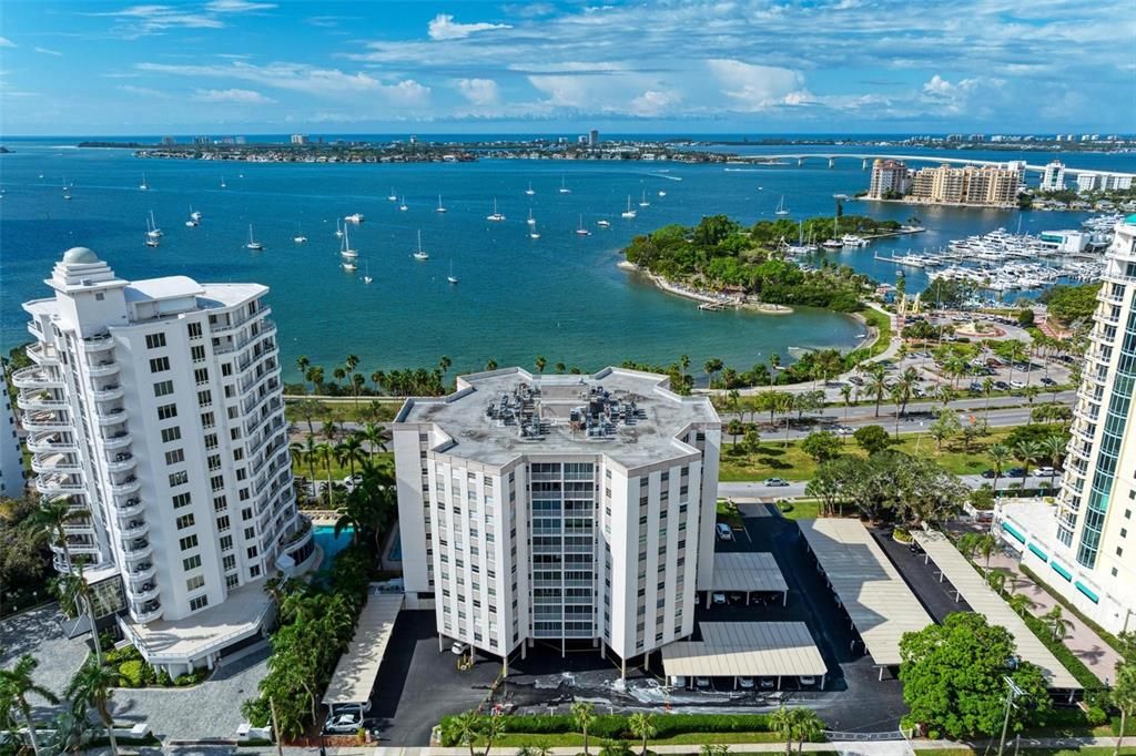 Active With Contract: $3,200 (2 beds, 2 baths, 1424 Square Feet)