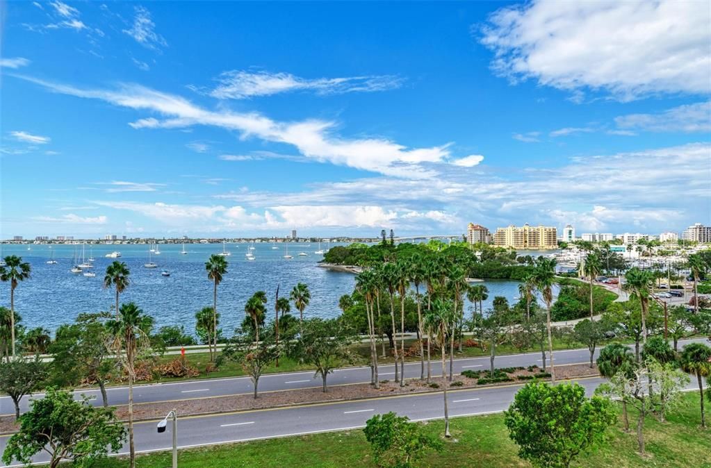 Active With Contract: $3,200 (2 beds, 2 baths, 1424 Square Feet)