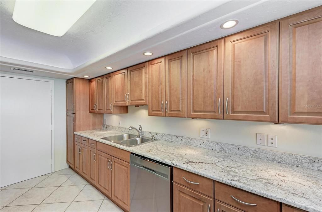 Active With Contract: $3,200 (2 beds, 2 baths, 1424 Square Feet)