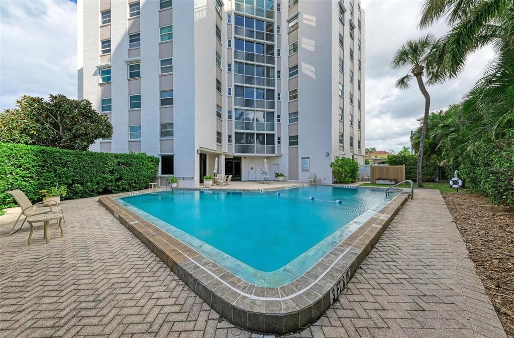 Active With Contract: $3,200 (2 beds, 2 baths, 1424 Square Feet)