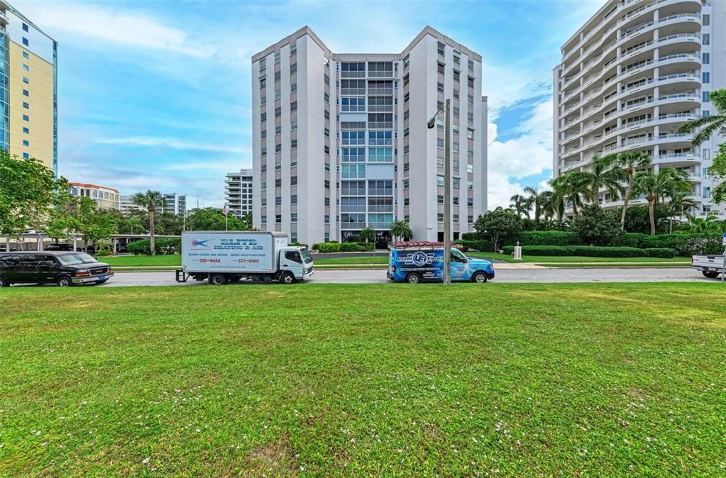 Active With Contract: $3,200 (2 beds, 2 baths, 1424 Square Feet)