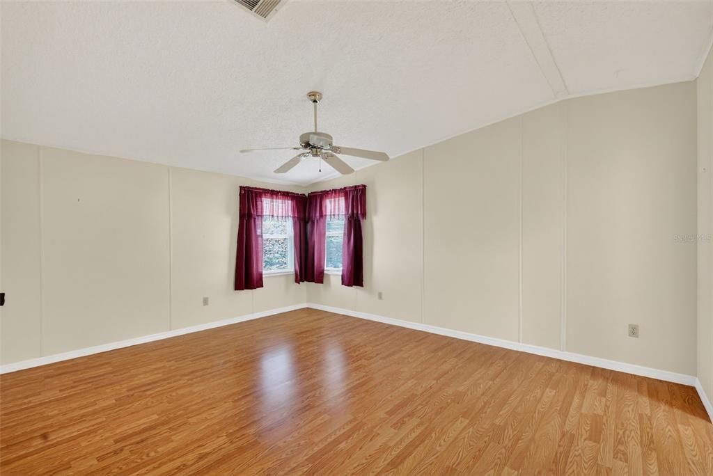 Под контрактом: $195,000 (2 спален, 2 ванн, 1152 Квадратных фут)