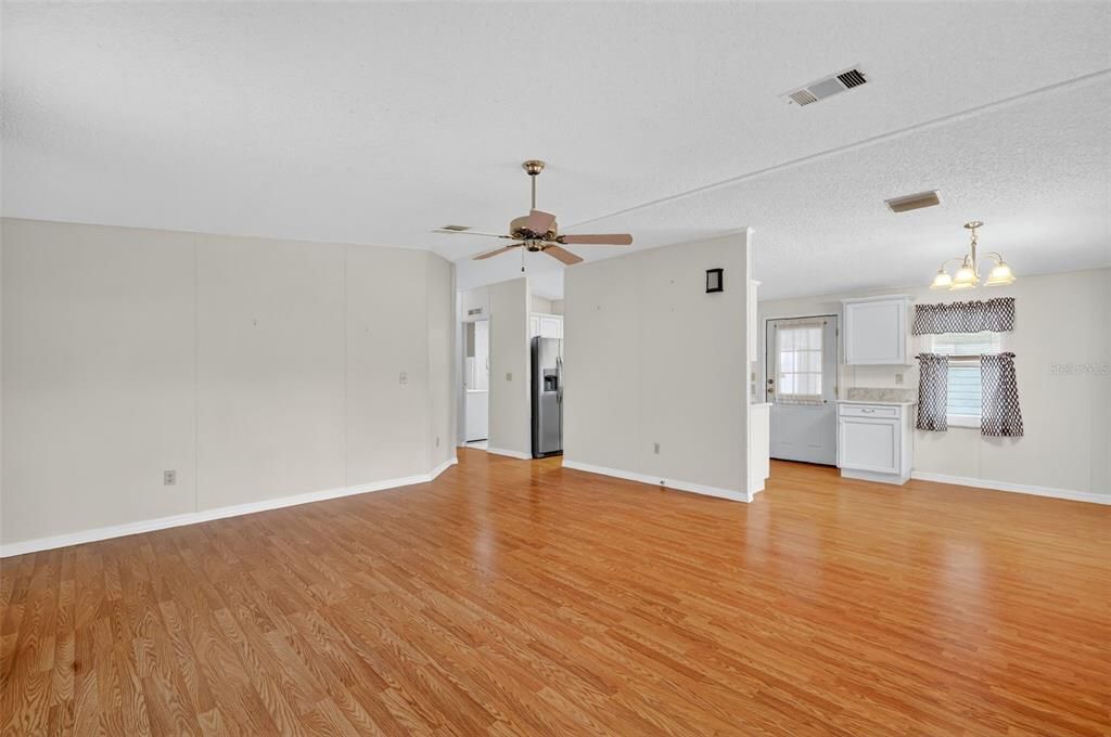 Под контрактом: $195,000 (2 спален, 2 ванн, 1152 Квадратных фут)