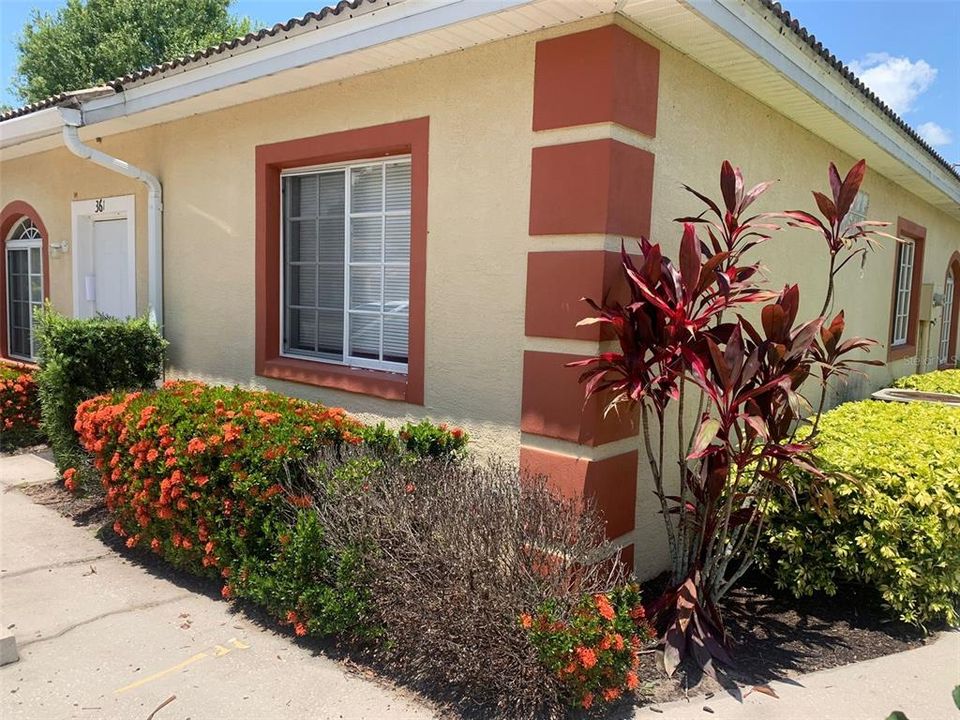 For Sale: $150,000 (2 beds, 2 baths, 812 Square Feet)