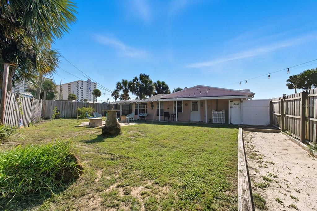 For Sale: $334,999 (3 beds, 2 baths, 1300 Square Feet)