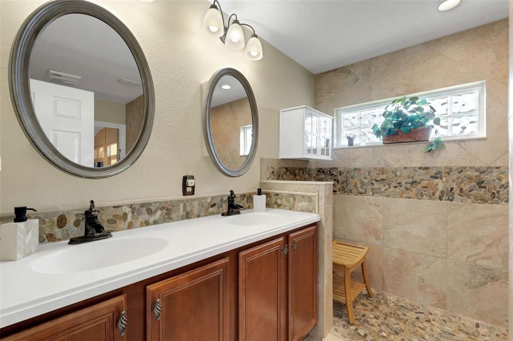 Под контрактом: $349,900 (2 спален, 2 ванн, 1728 Квадратных фут)