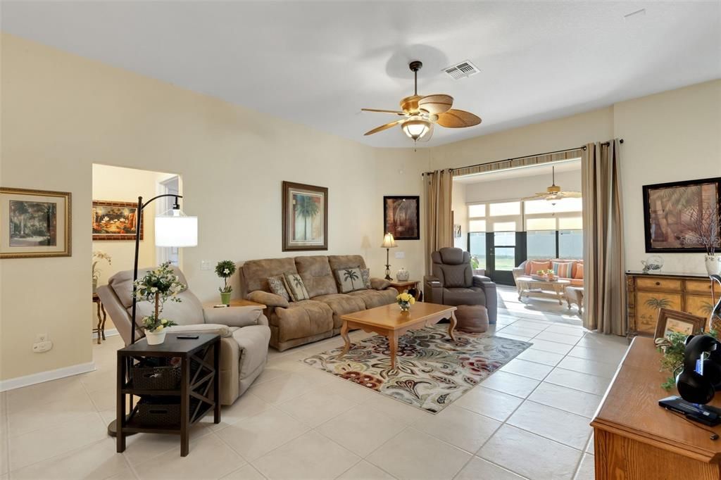 Под контрактом: $349,900 (2 спален, 2 ванн, 1728 Квадратных фут)