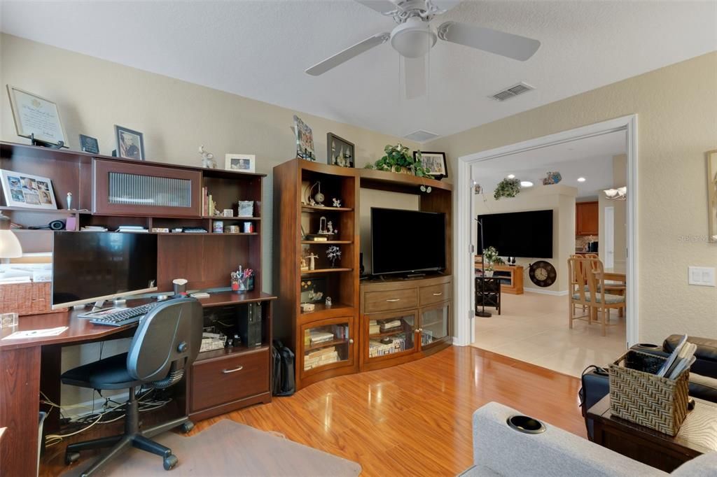 Под контрактом: $349,900 (2 спален, 2 ванн, 1728 Квадратных фут)