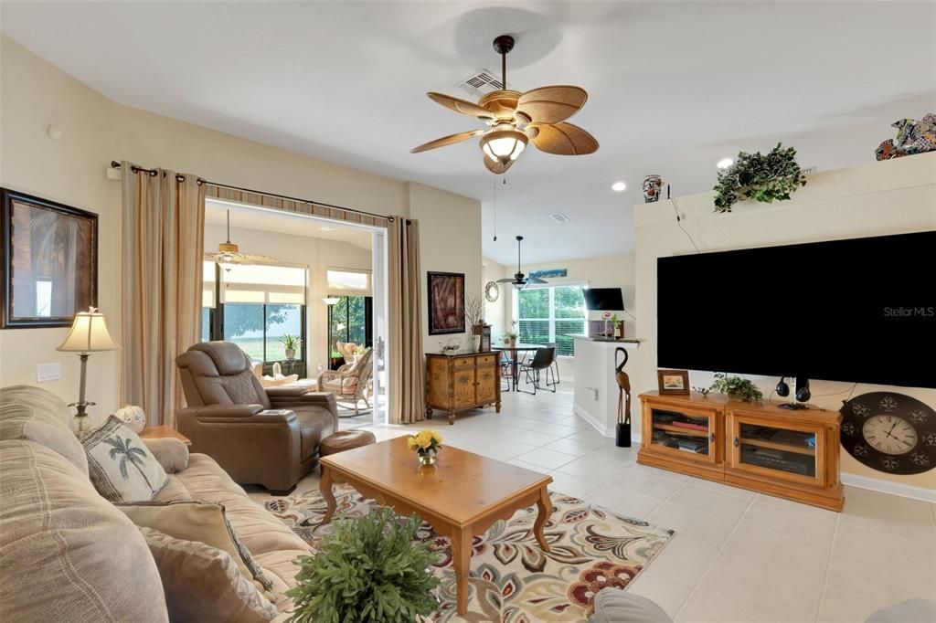 Под контрактом: $349,900 (2 спален, 2 ванн, 1728 Квадратных фут)